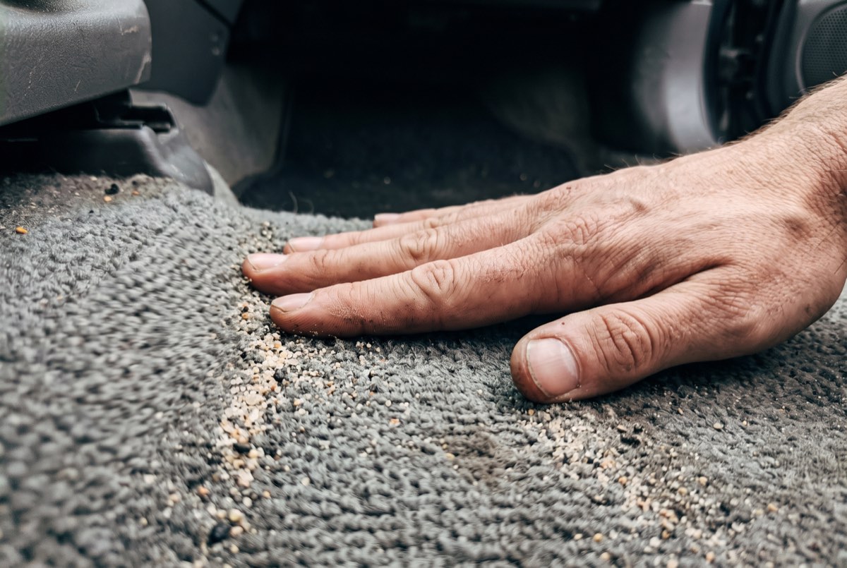 **Das ist kein Staub.** Sand und Splitt sitzen zwischen Matte und Teppich, und sie liegen dort seit dem Sommer.