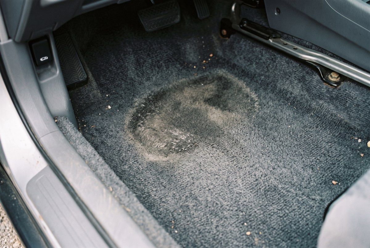 Die Fersenzone. **Hier drückt jeden Tag derselbe Punkt auf dieselbe Stelle**, und der Sand liegt dazwischen.